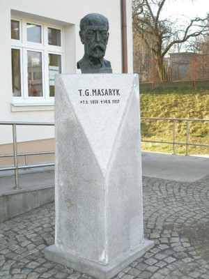 Busta TGM před radnicí