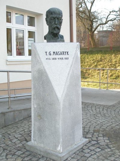 Busta TGM před radnicí