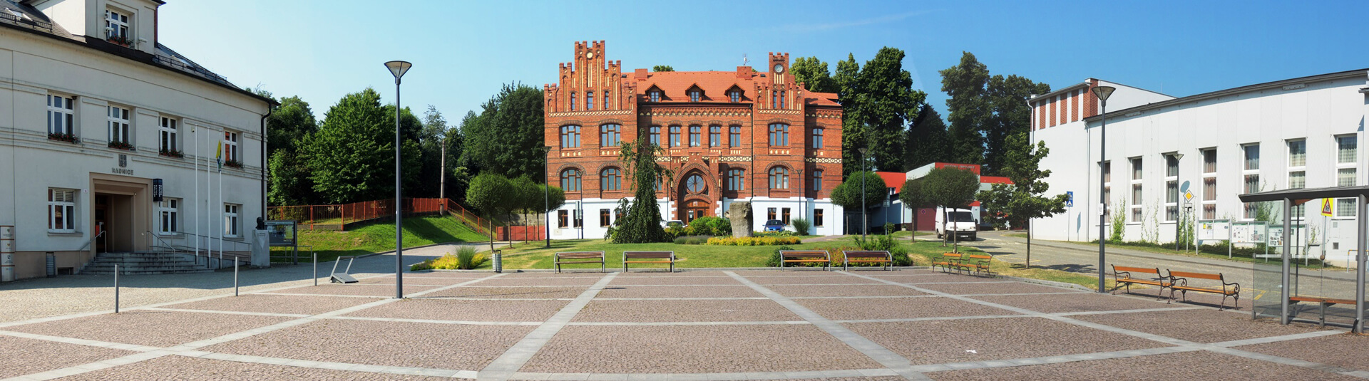 Fotografie pohledu na školu na návsi v Petřkovicích